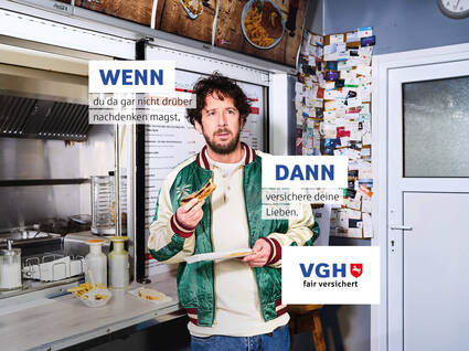 KI-generiertes Bild: Mann in einem Imbiss hält einen Teller mit Essen und schaut in die Kamera; Text fordert zur Versicherung von Lieben auf.